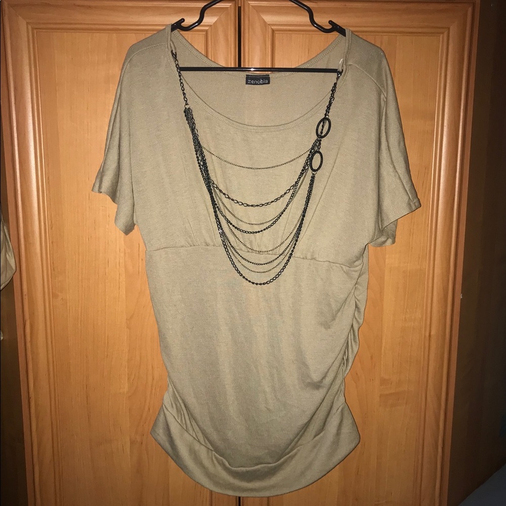 Short sleeve shirt with necklace